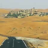 Ekskluzywny hotel  Qasr al Sarab,  z daleka przypominający baśniowy pałac,  to właściwie  osobne miasteczko.