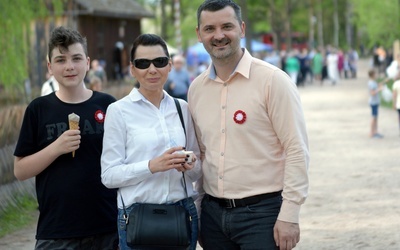 Rafał Czajkowski z rodziną podczas majówki w Muzeum Wsi Radomskiej