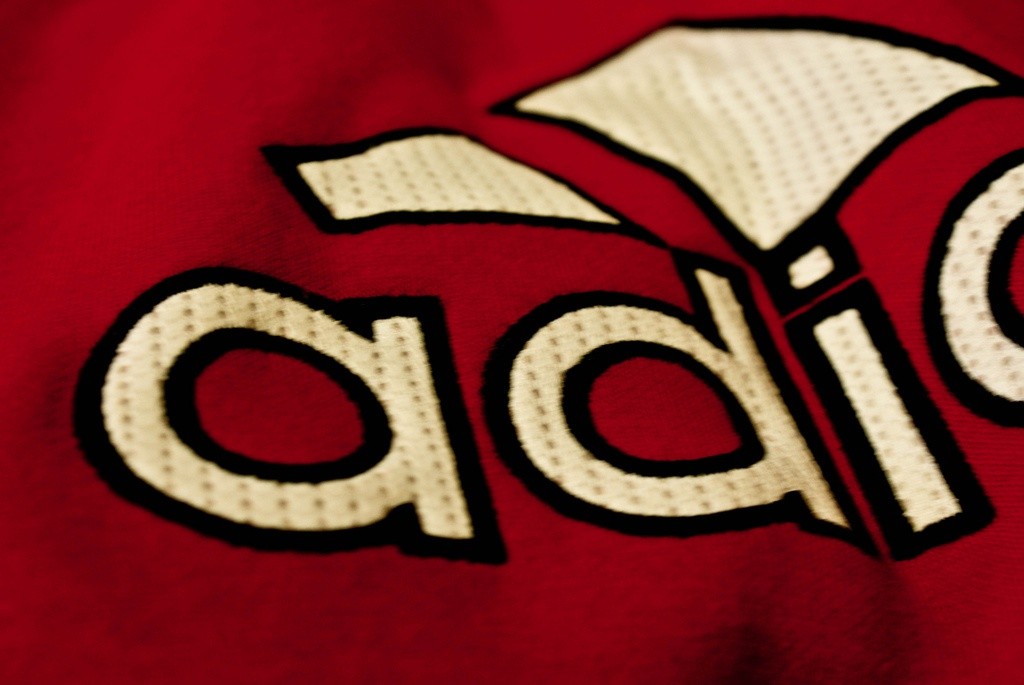 Firma Adidas wycofała ze sprzedaży produkt z symboliką ZSRR - www.gosc.pl