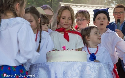 Dziecięcy Zespół Ludowy Wierzbiczanki jubileusz obchodził podczas festynu. Był oczywiście tort ze świeczką 