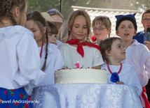 Dziecięcy Zespół Ludowy Wierzbiczanki jubileusz obchodził podczas festynu. Był oczywiście tort ze świeczką 