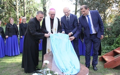 Na skwerze ks. Roga, stanął pamiątkowy kamień