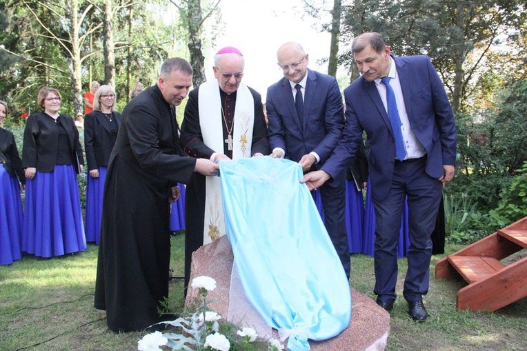 Na skwerze ks. Roga, stanął pamiątkowy kamień