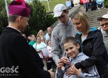 Na spotkanie z osobami niepełnosprawnymi przyjechał bp Adam Bałabuch.