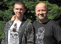 Pan Marcin (po lewej) i Krzysztof Skrzypski zapraszają do odwiedzenia nowej "CieKawej" kawiarni w Gdańsku