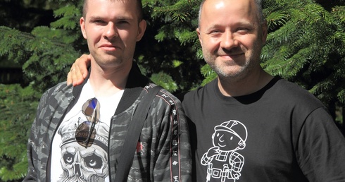 Pan Marcin (po lewej) i Krzysztof Skrzypski zapraszają do odwiedzenia nowej "CieKawej" kawiarni w Gdańsku