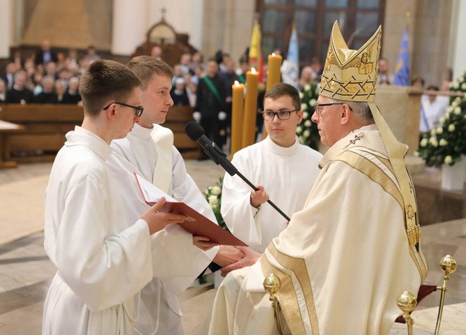 Święcenia kapłańskie w katowickiej katedrze cz.1