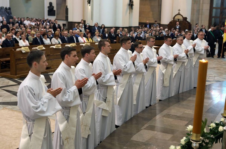 Święcenia kapłańskie w katowickiej katedrze cz.1