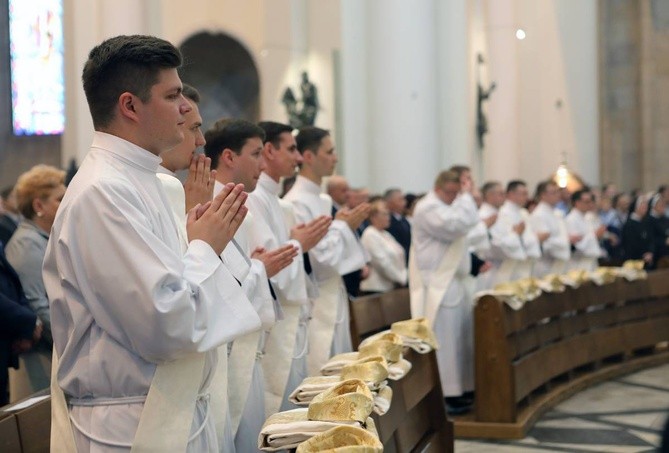 Święcenia kapłańskie w katowickiej katedrze cz.1