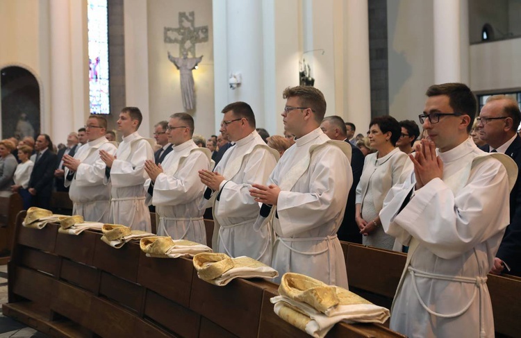 Święcenia kapłańskie w katowickiej katedrze cz.1