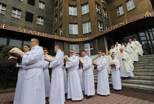 Święcenia kapłańskie w katowickiej katedrze cz.1