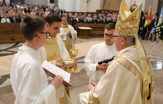 Święcenia kapłańskie w katowickiej katedrze cz.2