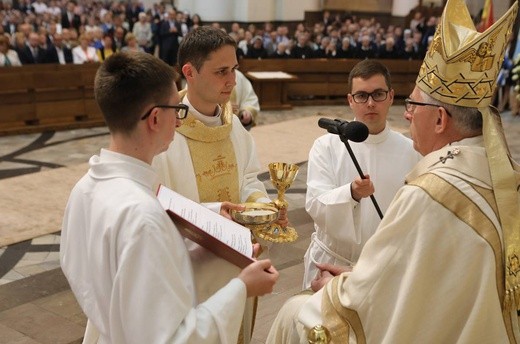 Święcenia kapłańskie w katowickiej katedrze cz.2