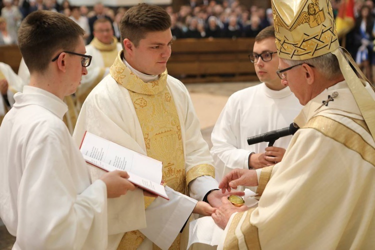 Święcenia kapłańskie w katowickiej katedrze cz.2