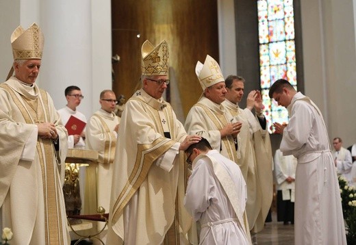 Święcenia kapłańskie w katowickiej katedrze cz.2