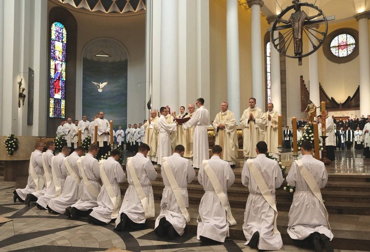 Święcenia kapłańskie w katowickiej katedrze cz.2