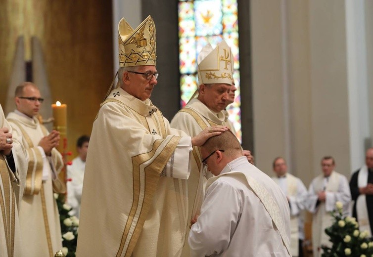 Święcenia kapłańskie w katowickiej katedrze cz.2