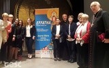 Pamiątkowe zdjęcie prelegentów i uczestników sympozjum.