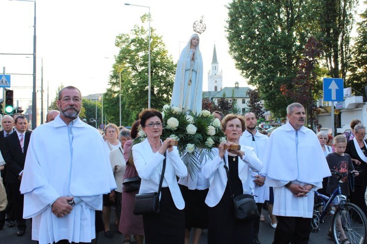 Procesja z figurą Matki Bożej Fatimskiej ulicami Gorzowa Wlkp.