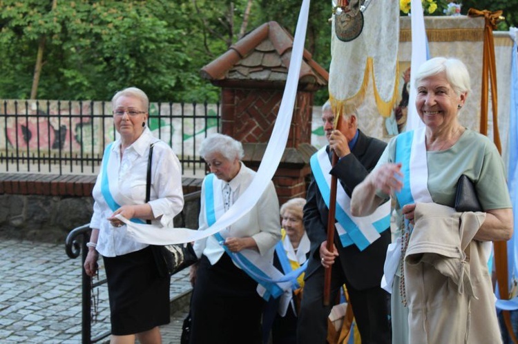 Procesja z figurą Matki Bożej Fatimskiej ulicami Gorzowa Wlkp.