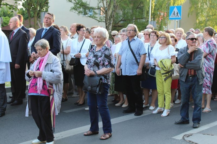 Procesja z figurą Matki Bożej Fatimskiej ulicami Gorzowa Wlkp.