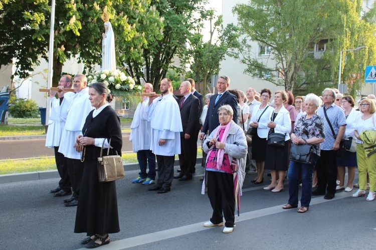 Procesja z figurą Matki Bożej Fatimskiej ulicami Gorzowa Wlkp.