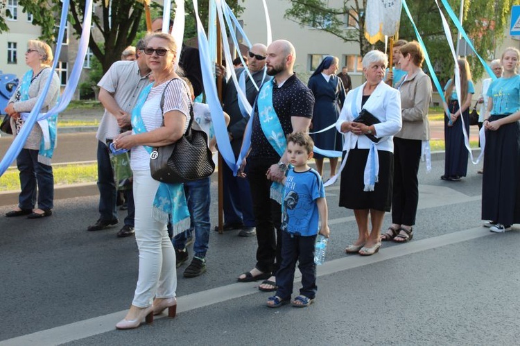 Procesja z figurą Matki Bożej Fatimskiej ulicami Gorzowa Wlkp.