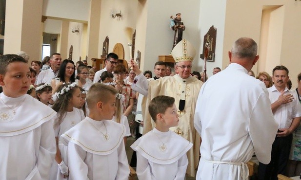 W uroczystości uczestniczyły też dzieci od I Komunii