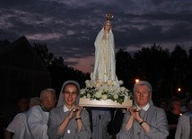 Figurę MB Fatimskiej podczas procesji ponioły m.in. siostry zakonne