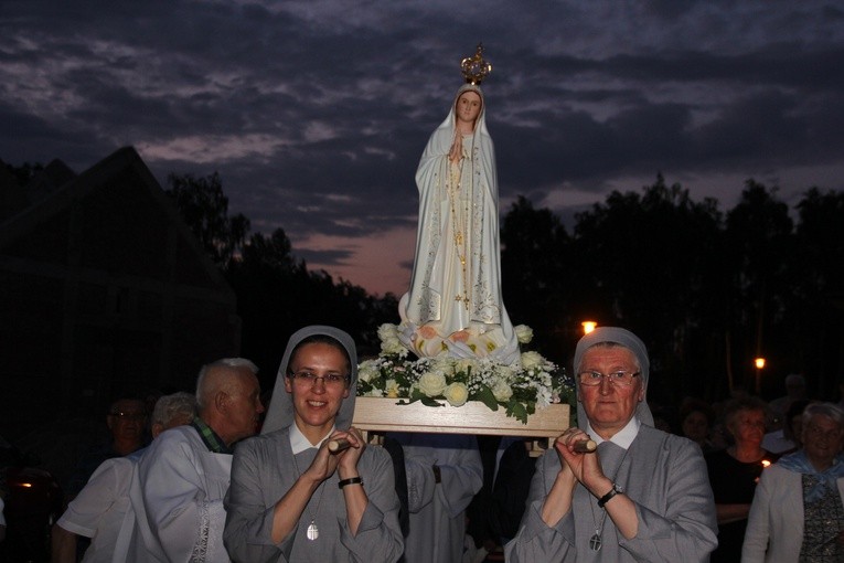 Figurę MB Fatimskiej podczas procesji ponioły m.in. siostry zakonne