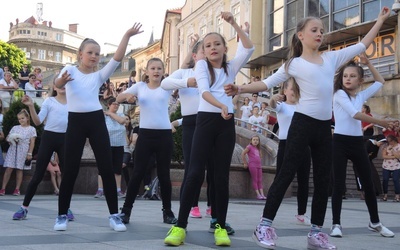 Małe tancerki z Lipnika podczas swoich popisów 