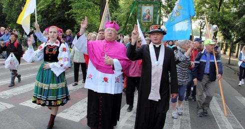 "Matko, przyrzekam Ci być zawsze dzieckiem Twym" - śpiewali biskup i pielgrzymi