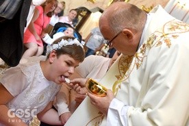 Taj jak inne dzieci w białych strojach po raz pierwszy przyjęli Pana Jezusa do swoich serc.