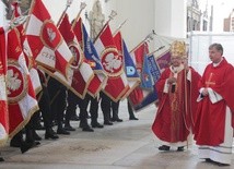 W uroczystości pod przewodnictwem abp. Sławoja Leszka Głódzia wzięły udział liczne poczty sztandarowe