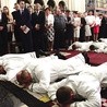 Podczas gdy wierni śpiewają Litanię do Wszystkich Świętych, kandydaci modlą się, leżąc krzyżem.