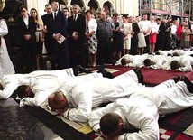 Podczas gdy wierni śpiewają Litanię do Wszystkich Świętych, kandydaci modlą się, leżąc krzyżem.