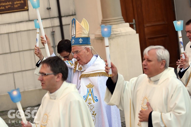 Biskup i przełożeni seminarium w czasie procesji fatimskiej