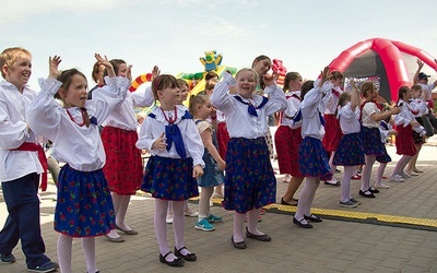 ◄	Młodzi mogli na scenie pochwalić się swoimi umiejętnościami i talentami.