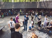 ▲	Młodzi pod czujnym okiem opiekunów integrowali się na leśnej polanie.