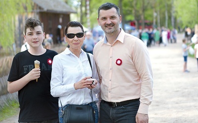 ▲	Rafał Czajkowski, były sekretarz miasta, z rodziną podczas majówki w Muzeum Wsi Radomskiej. 