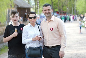 ▲	Rafał Czajkowski, były sekretarz miasta, z rodziną podczas majówki w Muzeum Wsi Radomskiej. 