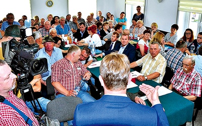 ▲	Dla rolników z Czerwińska i okolic tegoroczny zbiór truskawek dodatkowo komplikują sprawy formalne związane z zatrudnieniem pracowników sezonowych z Ukrainy.