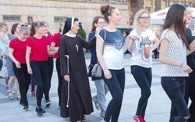 Bielszczanie w polonezie dla świętego papieża.