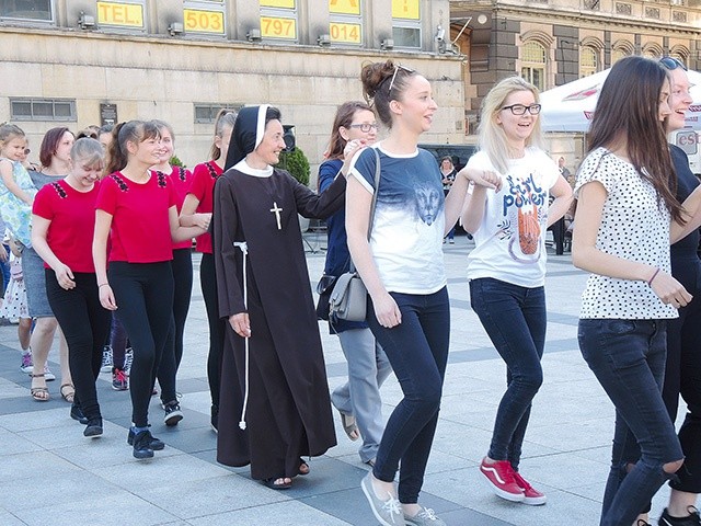 Bielszczanie w polonezie dla świętego papieża.