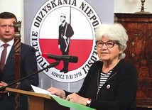 ▲	Tytuł przyznany Stanisławowi Rotstadowi odebrała jego córka Zofia Abadie. 