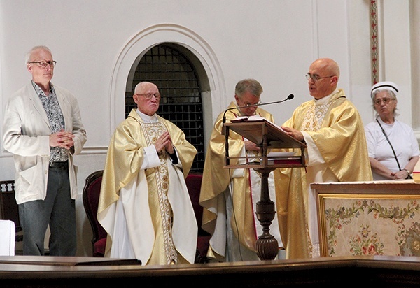 ▲	W Eucharystii wzięli udział pracownicy stołecznej służby zdrowia.