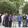 ▼	Osoby związane z magazynem „Dywiz” 9 maja modliły się przed figurą MB Passawskiej na Krakowskim Przedmieściu. 