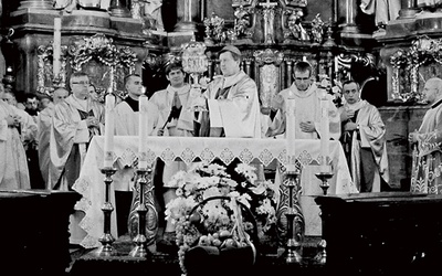 ▲	Obchody potrwają do 26 sierpnia, do festynu parafialnego  z okazji wspomnienia liturgicznego św. Bartłomieja.  Na zdjęciu fotografia z okolicznościowej wystawy w bazylice.