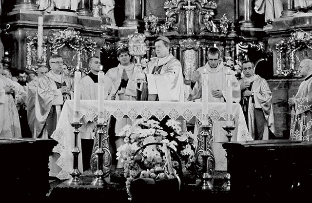 ▲	Obchody potrwają do 26 sierpnia, do festynu parafialnego  z okazji wspomnienia liturgicznego św. Bartłomieja.  Na zdjęciu fotografia z okolicznościowej wystawy w bazylice.