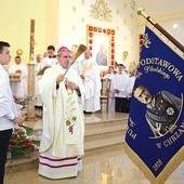 ▲	Sztandar szkolny poświęcił bp Krzysztof Nitkiewicz.